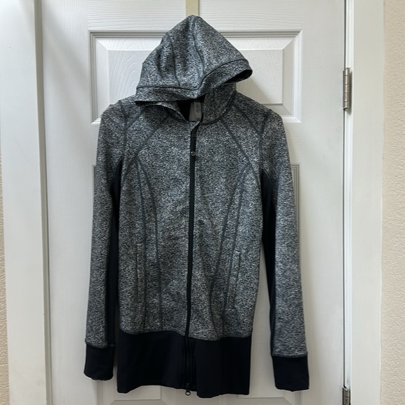 Lululemon Daily Practice Jacket
Rio Mist White Black / Deep Coal - Picture 8 of 16